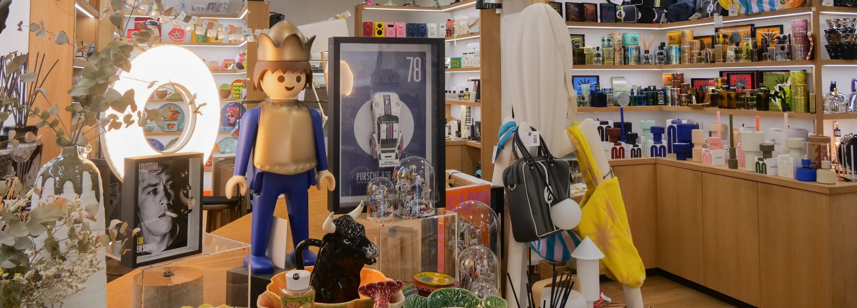 Lampe design en verre opalin et bois courbé – éclairage décoratif moderne pour salon ou bureau – Bob Corner concept store français de décoration