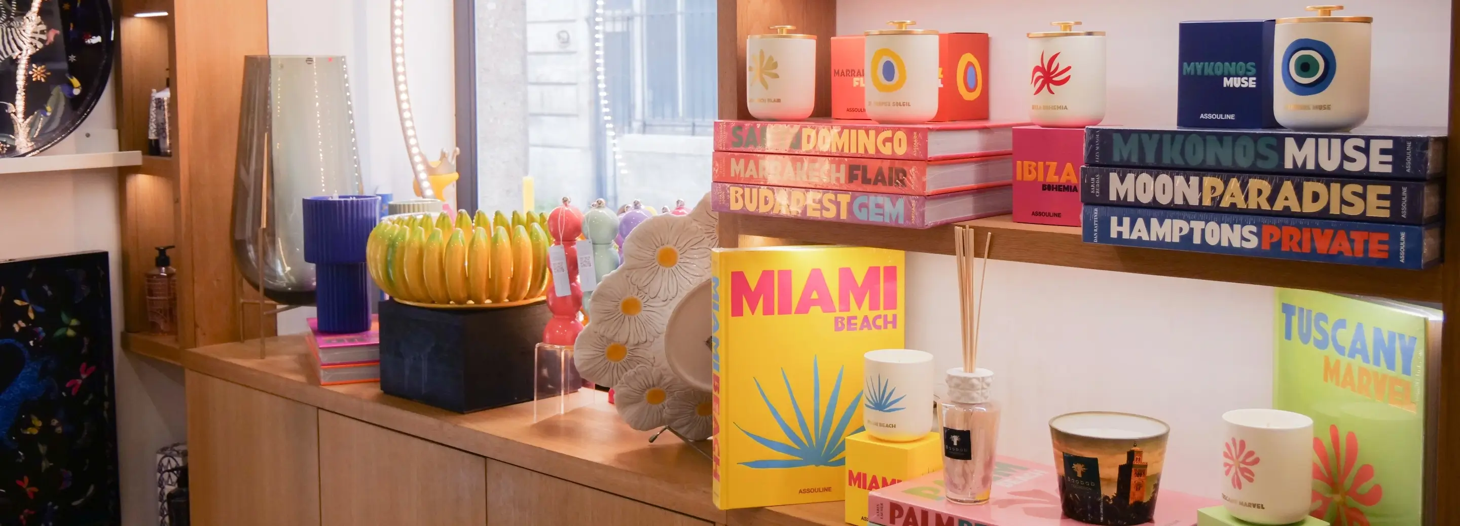 Lampe design en verre opalin et bois courbé – éclairage décoratif moderne pour salon ou bureau – Bob Corner concept store français de décoration