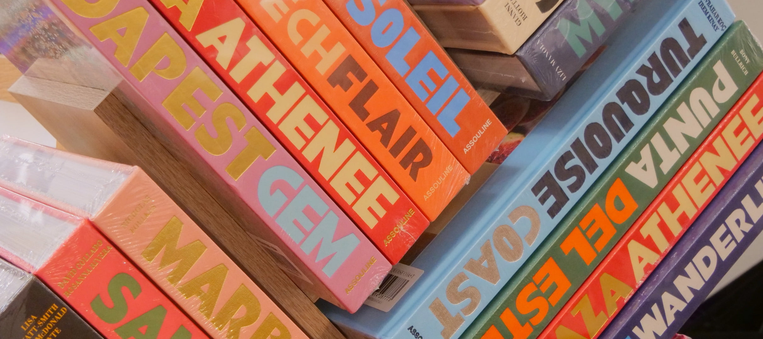 Banc design en bois sculpté au style organique – mobilier d’exception chez Bob Corner, concept store déco français