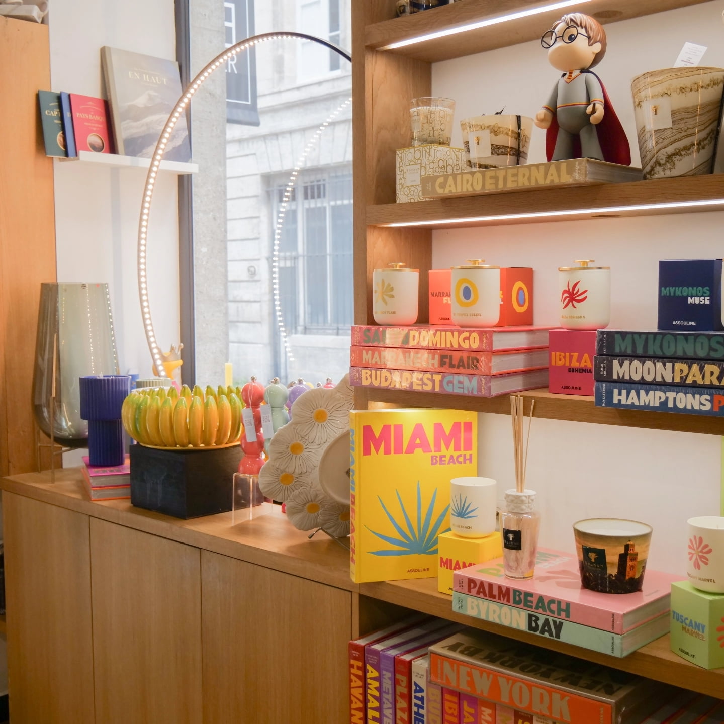 Diffuseurs de parfum et bougies décoratives Baobab Collection exposés dans la boutique Bob Corner – parfums d’intérieur haut de gamme et objets design dans un concept store de décoration en France
