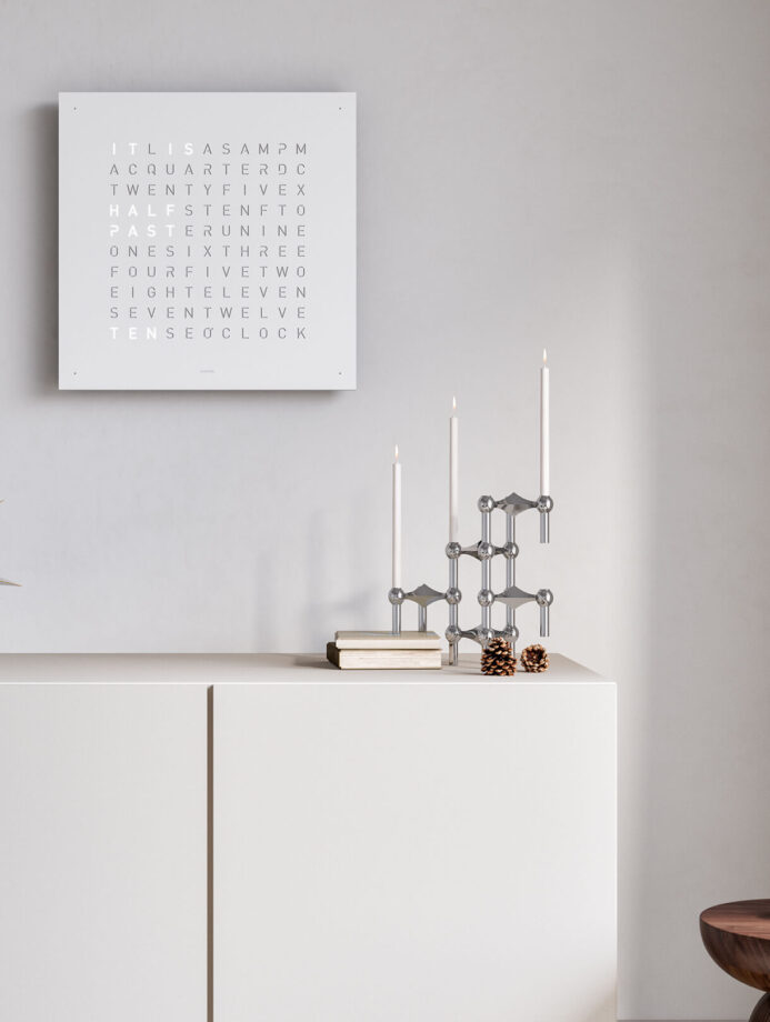 Horloge Earth 45 Cadre Blanc &#8211; Qlocktwo