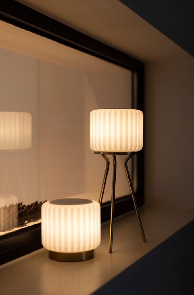 Lampe Dentelles Tripod Atelier Pierre, éclairage qui réchauffe l’intérieur en hiver