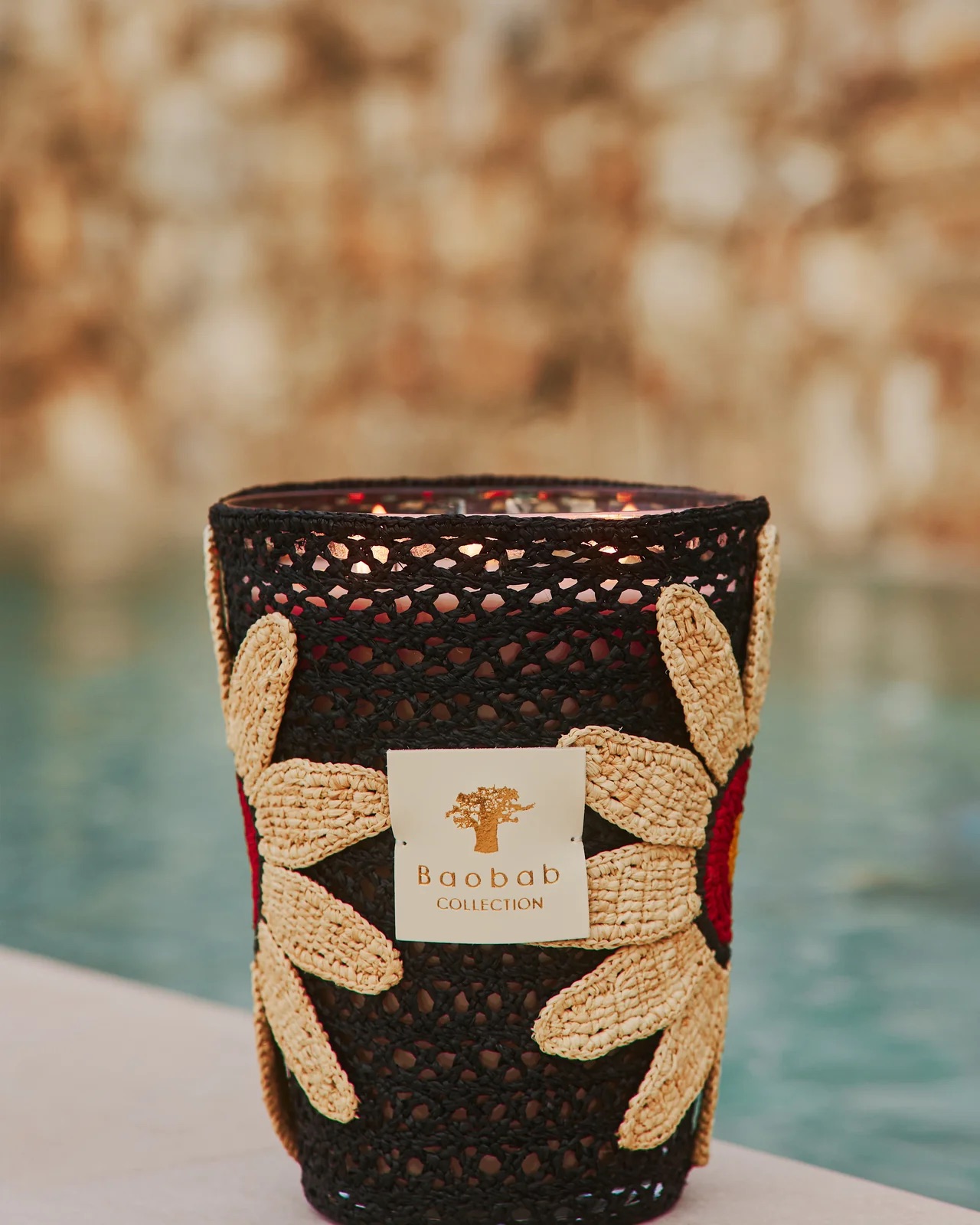 Détail du raphia coloré crocheté autour d’une bougie Baobab