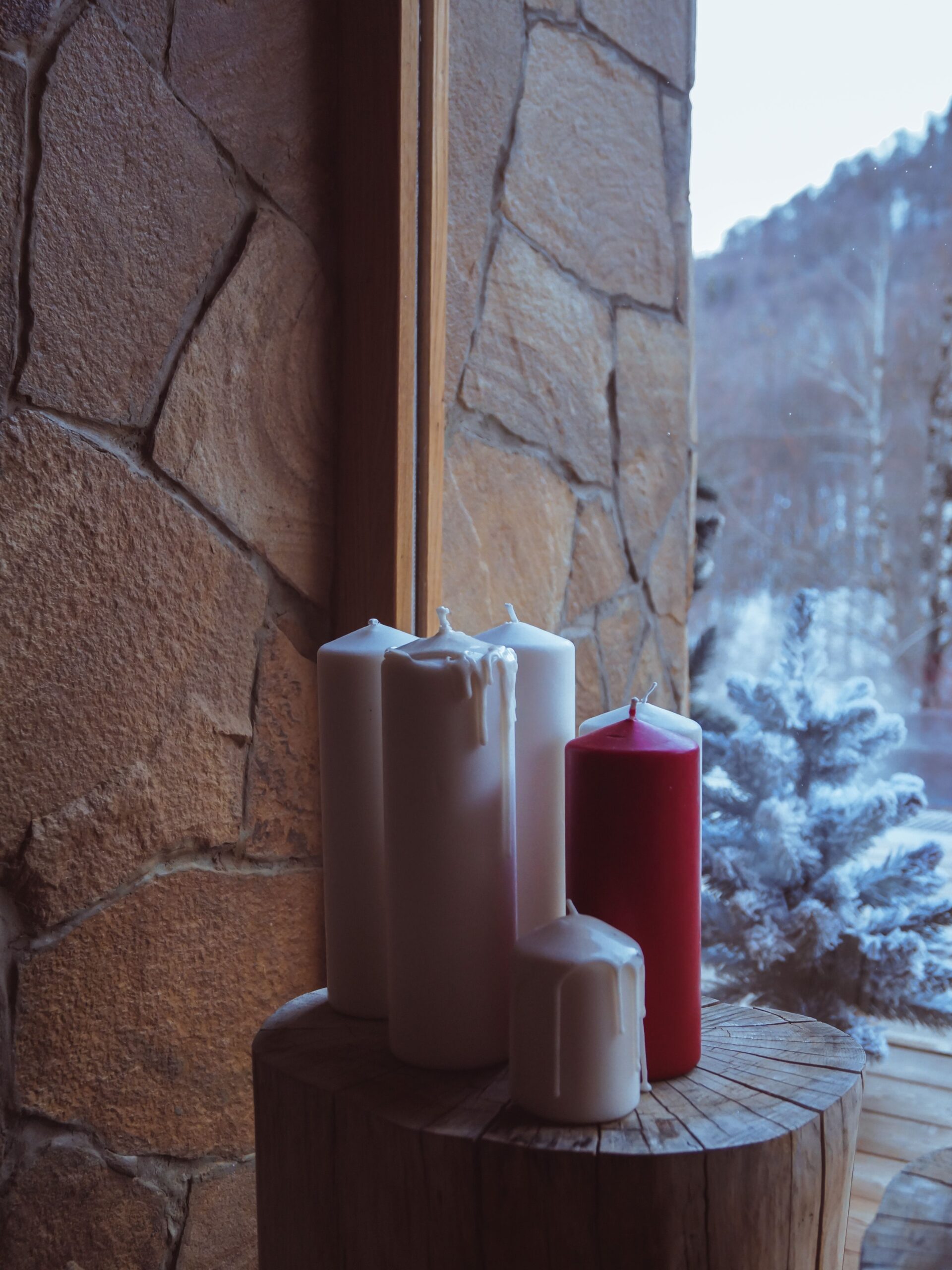Bougies décoratives disposées sur une table en bois dans un intérieur chaleureux